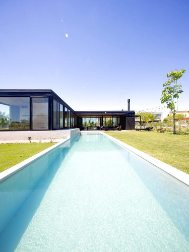 Casa En Alquiler En El Cantón, De Diseño Y Amoblada