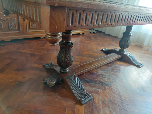 Mesa De Comedor Estilo Francés Tallada Con Vidrio Madera Oscuro Medio Madera Oscuro Medio (Usado)