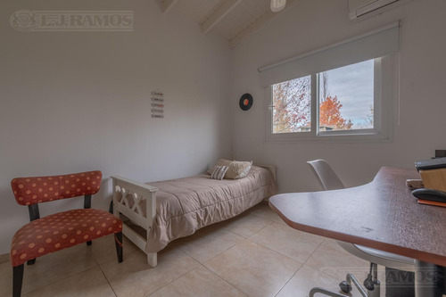 Casa Con 5 Dormitorios - Apto Crédito - En Venta En Santa Bárbara