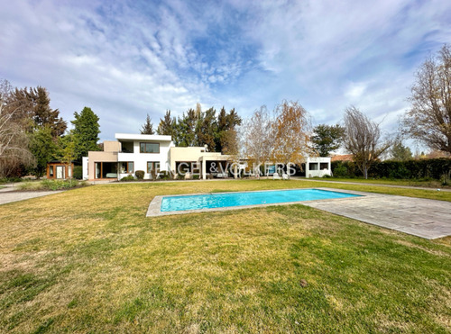 Casa En Parcela Con Gran Jardín No Perimetral