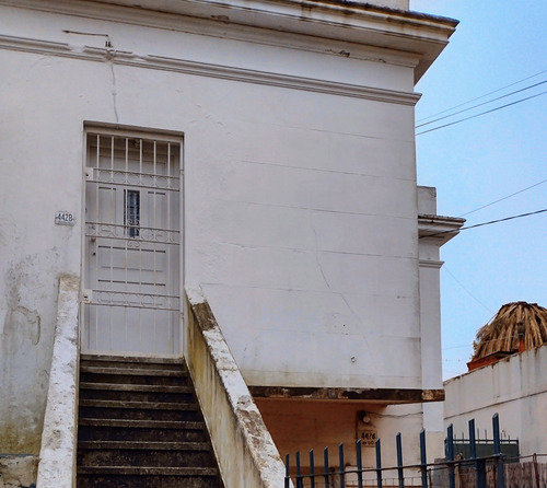Alquiler , Casa De Altos, Qué También Posee Entrada Lateral.