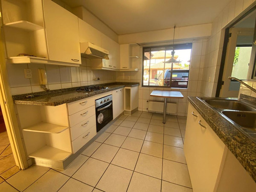 Casa En Venta De 4 Dorm./3 Baños/pieza Y Baño De Servicio