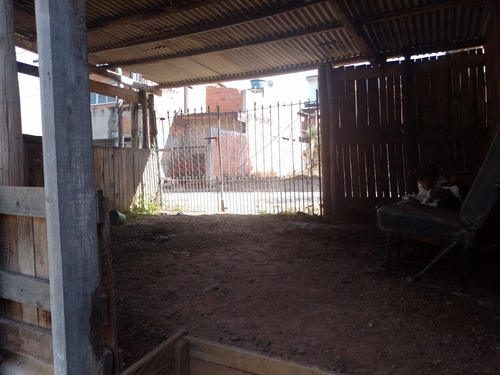 Casa Com Dois Cômodos E Quintal Grande Mais Garagem