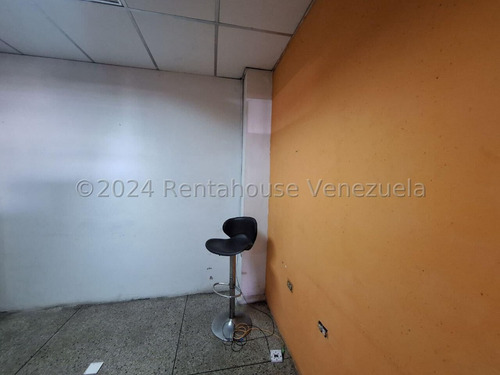 Raiza Suárez Vende Edificio Comercial Ubicado En La Av Libertador De Barquisimeto 2 5 4 5 6 En Zona De Alto Tráfico Peatonal Y Vehicular Cercanos A Comercios Y Transporte Público.