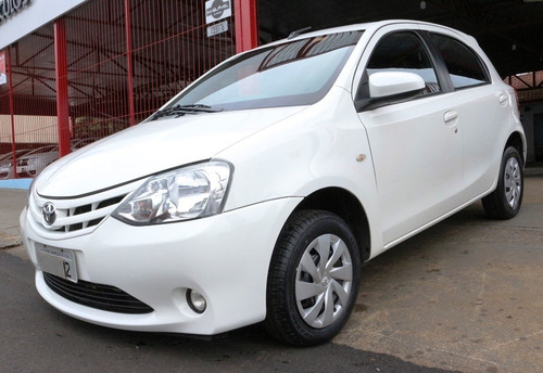 Toyota Etios Hatch Xs 1.5 Flex 2017 Branca
