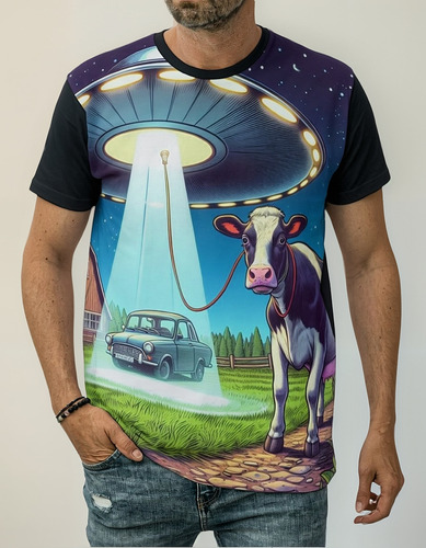 Camiseta Disco Voador Sobre Fazenda Vacas Campo Et Ufo