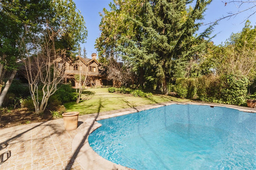 Casa En Venta De 5 Dorm. En Las Condes