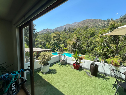 Casa En Venta En El Arrayán, Santiago Amplia Y Luminosa