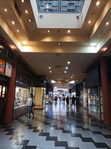 Imagen 1 de 10 de Alquilo Local Comercial Hermosa Galería En Pleno Centro Peatonal