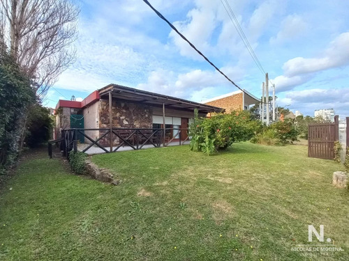 Casa A Pocos Metros Del Mar En Playa Mansa. 3 Dormitorios. Muy Buen Estado. Punta Del Este. 