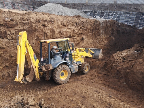 Imagen 3 de 5 de Alquiler De Back Hoe Y Vagoneta Maquinaria Pesada