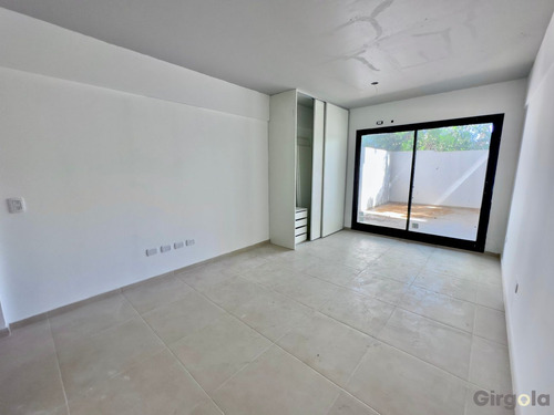 Monoambiente Con Patio En Villa Del Parque En Venta.