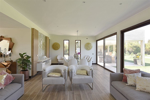 Casa En Venta De 5 Dorm. En Colina