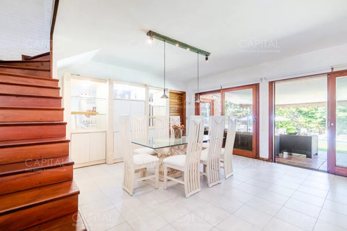 Espectacular Casa De Seis Dormitorios Y Servicio En Venta En Lugano