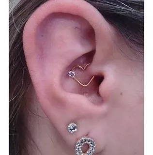 Piercing Orelha/Cartilagem Coração Daith Dourado - Loja de Piercings