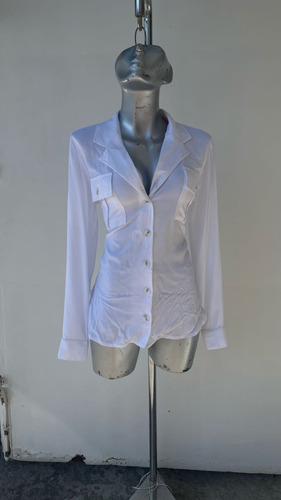 Blusa Blanca Con Bolsillos En Frente