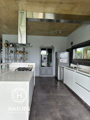 Casa En Venta, Nuevo Quilmes Moderna Con Piscina A La Laguna