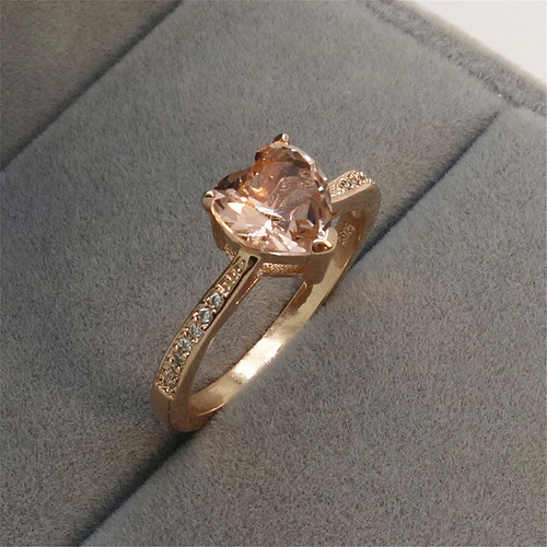 Anillo De Compromiso Con Cristal En Forma Corazón En Oro