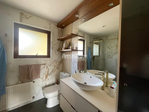 Casa En Arriendo De 5 Dorm. En Las Condes
