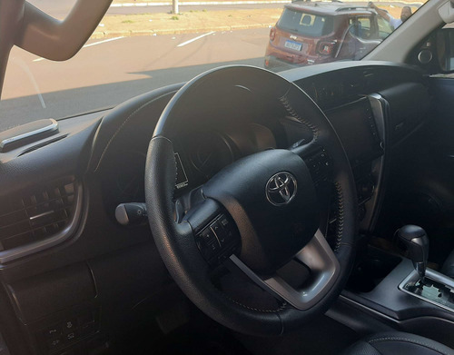 Toyota Hilux SW4 2.8 D-4D TURBO DIESEL SRX 7L 4X4 AUTOMÁTICO