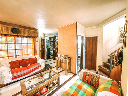 Casa De 4 Ambientes En Venta Banfield Este, Muy Amplia Y Con Cochera