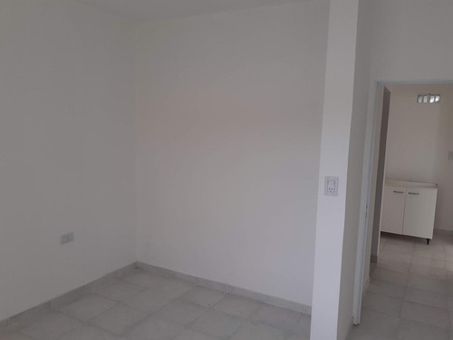 Imagen 5 de 8 de Casa De Un Dormitorio, Casi A Estrenar. Buen Barrio, Cochera, Jardín Y Todos Los Servicios!