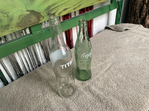 Par De Botellas Antiguas Coca-cola Y Titán (Usado)
