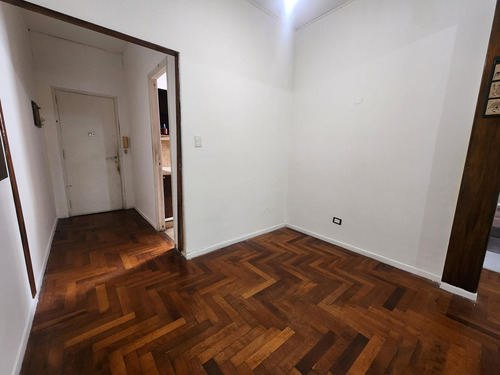 Oportunidad En Almagro. Departamento De 3 Ambientes Con Terraza De Uso Común.