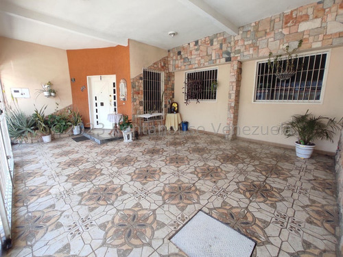 Casa En Venta En Maracay Urb Las Delicias Santa Rita Rah 25-10984 Meglisf