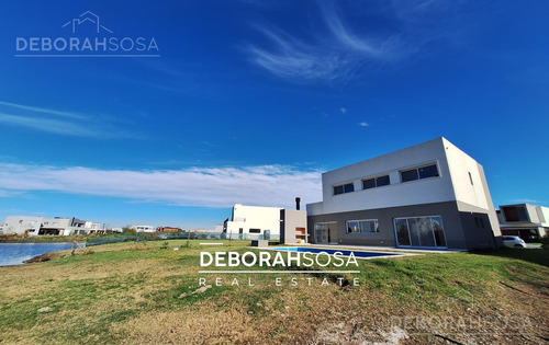 Casa En Venta En Barrio-el Canton -al Agua-zona Norte -a La Laguna-escobar
