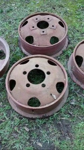 Imagen 2 de 4 de Llantas Antiguas De Camión Tipo Ford 31