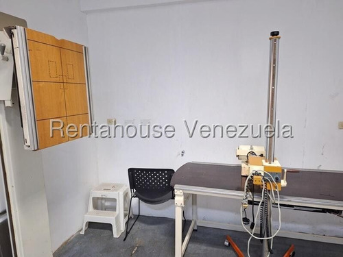 Clínica, Totalmente Operativa, Muy Bien Ubicada En La Ciudad Y En Excelentes Condiciones De Mantenimiento. Cuenta Con Todos Los Servicios Como: Emergencia, Quirofanos, Terapia Intensiva, Salas Espera