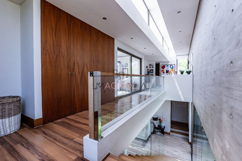 Casa En Venta De 7 Dorm. En Lo Barnechea