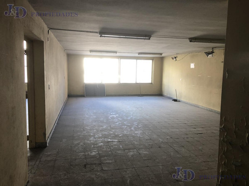 Imponente Edificio En Block En Monserrat