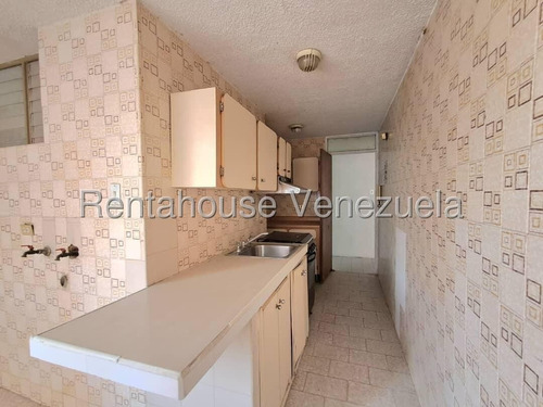 Ms En Estrategica Ubicacion, A Una Cuadra Del Cc Mediterranean Plaza, En Sabana Larga, Rentahouse Ofrece En Alquiler Amplio Apartamento (aprox.119 M2), Para Actualizar A Su Gusto, De 3 Habitaciones