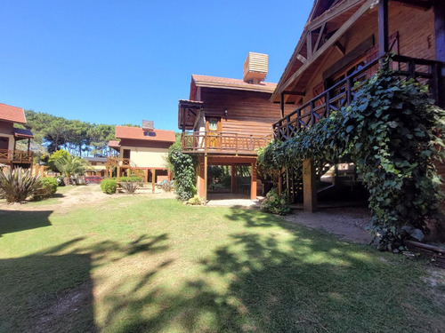 Complejo Vacacional De 6 Cabañas En Nueva Atlantis (1621)