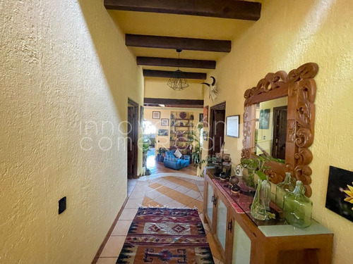 Casa En Venta En Huertas La Joya, Estilo Campestre, Con 4 Recámaras