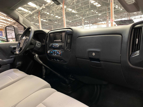 Imagen 11 de 12 de Chevrolet Silverado 6.0 3500 Caja Seca V8 Std T Vel 2015