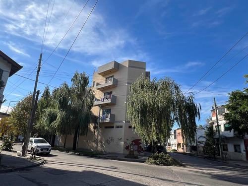 Departamento En Venta De 2 Amb Con Balcón Y Terraza