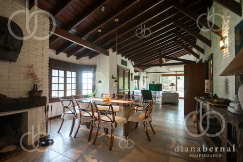 Punta Del Este, Casa En Mansa Con Piscina Climatizada Y 4 Dormitorios .- Ref: 41879