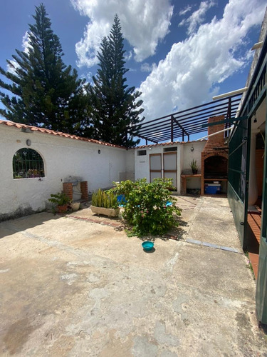 Casa En San Diego, Urb. La Esmeralda, Ubicada En Esquina.