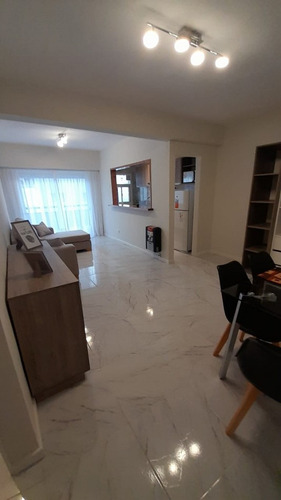 Departamento 2 Amb Al Frente, Con Balcon Corrido - Zona: Centro