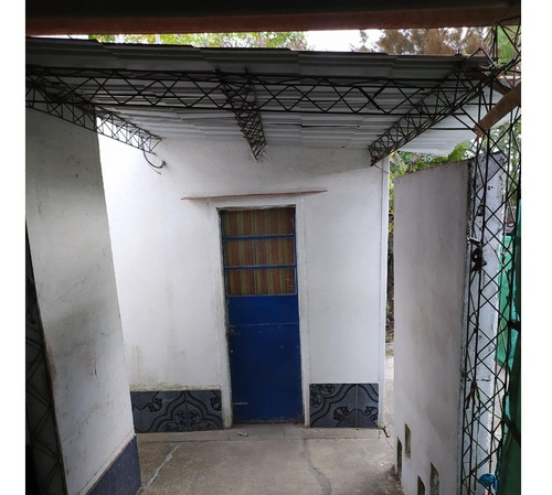 Vendo Casa A Media Cuadra De La Avenida Tomás Berreta, 1 Dormitorio, Parrillero Techado, Pieza Para Depósito, Consulte Y Coordine Una Visita
