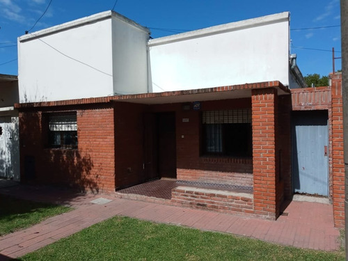 Imagen 1 de 11 de Casa De 3 Ambientes Con Dependencia De Servicio En Venta En Mar Del Plata