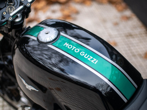 Imagen 4 de 15 de Moto Guzzi V7iii Special Inmaculada Usada Con Escapes Chnbyl