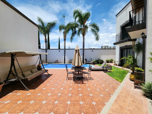 Casa Colonial En El Corazón De Juriquilla 5 Recámaras Completas, Una En Planta Baja Alberca Propia Am