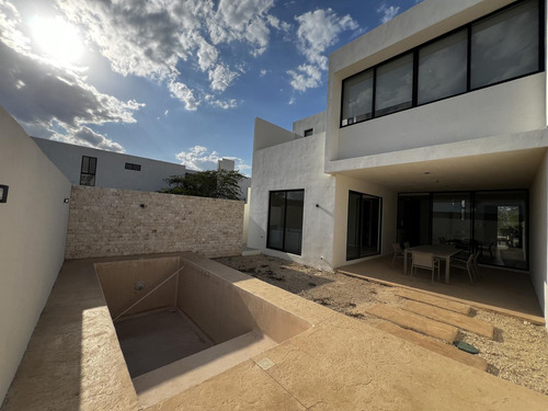 Casa En Venta Merida, Temozon Norte, 3 Hab, Cochera Y Piscina, Entrega Inmediata.