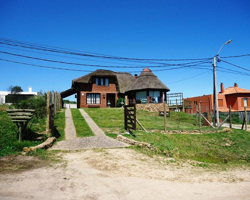 Casa En Venta Con Dos Terrenos En El Chorro