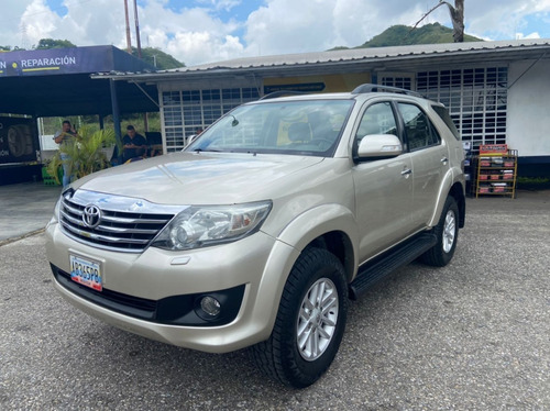 Imagen 2 de 16 de Toyota Fortuner
