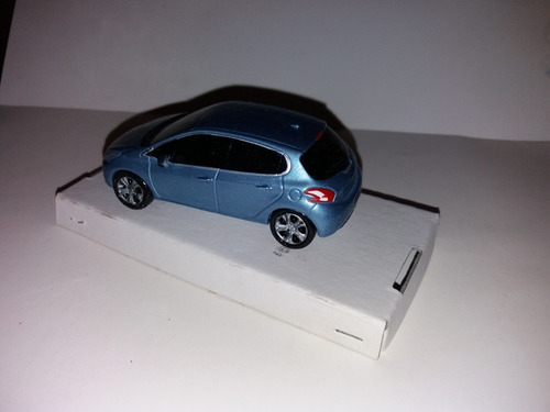 Autito Escala 1.43 Peugeot 208 De Resina Color Celeste